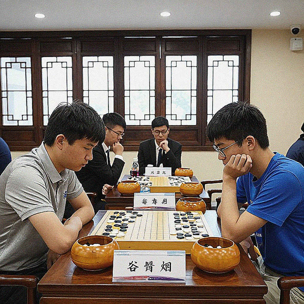 Nepomniachtchi bóp nghẹt Carlsen rồi thắng Sindarov bằng đồng hồ: Ba điểm mang dáng dấp phong độ