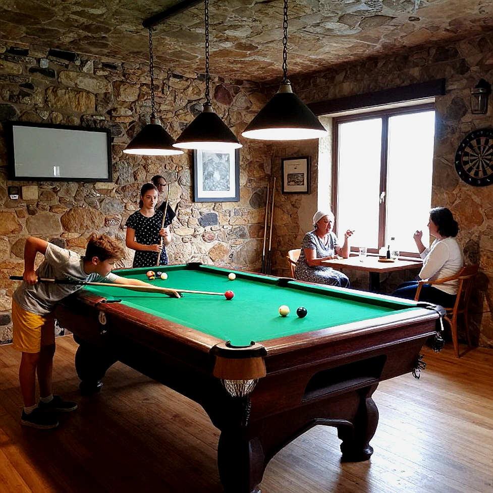 The Sediment Layers of Vietnamese Billiards: The Spotlight and the Forgotten Cueists The Sediment Layers of Vietnamese Billiards: The Spotlight and the Forgotten Cueists