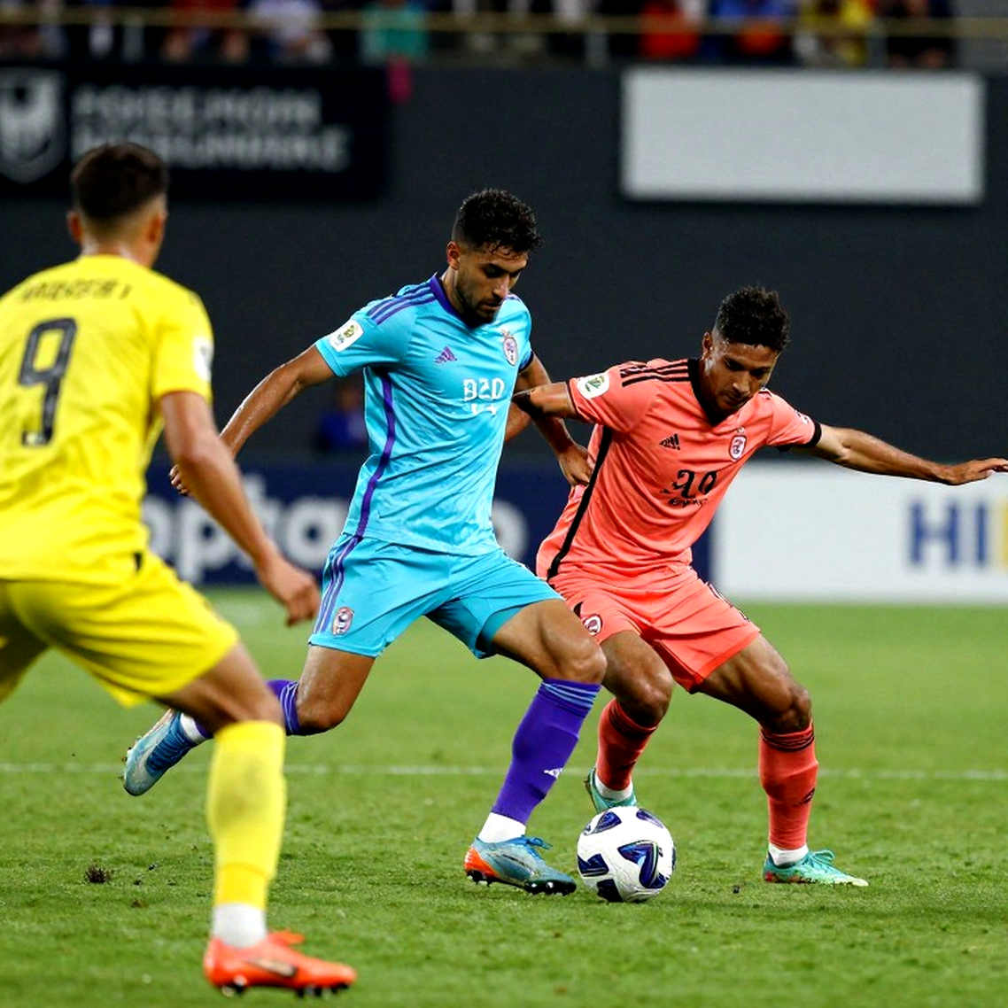 Galatasaray – Barcelona: Hàng thủ dâng cao, áp sát toàn sân và khoảng trống mà luật 11 để lại ở RAMS Park