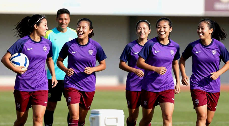 Nhịp ba trung vệ và nỗi sợ bị xuyên thủng ở V.League